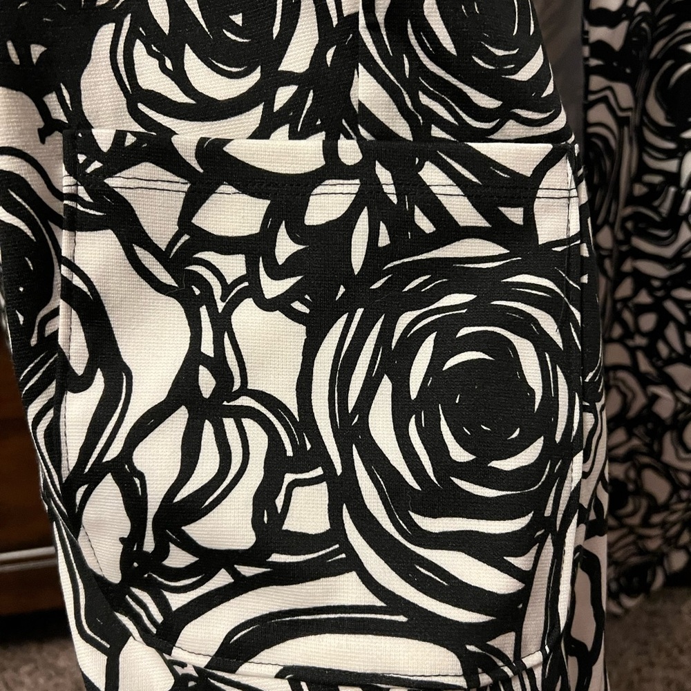 LuLaRoe Gwen Black and White Blazer with Bold Floral Design - Picture 3 of 7